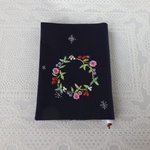 紺地に可愛い刺繍のブックカバー