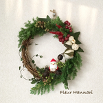 森のサンタのクリスマスリース〜読書中