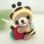 【a様ご予約品】ミツバチリンゴくまちゃんのストラップ