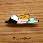Brooch「猫と寝る」