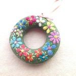 花いっぱい刺繍のフェルトリース