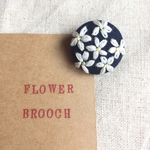 手刺繍くるみボタンブローチ