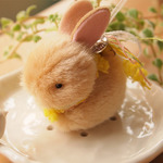 ちいさなぬいぐるみ　うさぎ*茶色　黄色いマフラーと銀色メダル