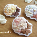 ブーケの刺繍ブローチ