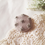 つぶつぶヒメジオン 刺繍ブローチ