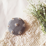 つぶつぶヒメジオン(ワカバ) 刺繍ブローチ