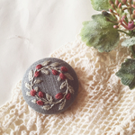 ラズベリーのリース(ワカバ)  刺繍ブローチ