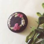[コピー] 【再販】野苺とマーガレット(ネイビー) 刺繍ブローチ
