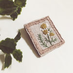 【再販】 カモミールの絵画 刺繍ブローチ  