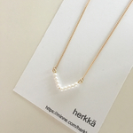 ミニシルキーパールをVにあしらったシンプルネックレス