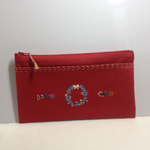 赤地に可愛い刺繍のポーチ