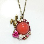 ミルキーピンクのエレガントなぴょっこりうさぎ アンティークネックレス たまご 薔薇 金古美 レジン パール ビジュー 送料無料 