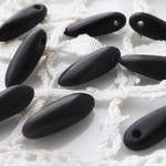 チェコビーズ　黒マット牙10個