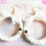 ☆新作☆冬の白。黒猫と肉球（ピアス・イヤリング）