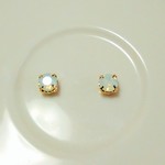 スワロフスキー　　ホワイトオパール　一粒ピアス