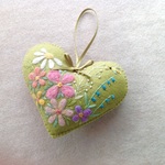 羊毛とフェルトの花刺繍オーナメント