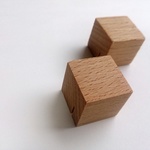 小さな木のキューブマグネット ２個