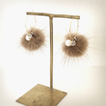 リアルファーとコットンパールのフープピアス［beige］