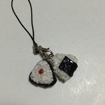 さんかくオニギリのストラップ