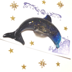 深い海に覗く色のイルカ ブローチピン