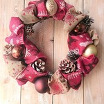 赤いリネンリボンのクリスマスリース