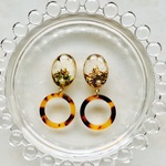 白い押し花とべっ甲フープのピアス/イヤリング