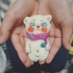 マフラーした白猫さん ブローチ