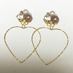 カラーパールと大きなハートピアス