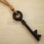 木製鍵ペンダント Wooden Key pendant MI-MI-MOKO