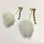 キラキラロングピアスとチェーンミンクファーのピアス