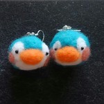 羊毛フェルトのピアス　ペンギン　水色&白 　送料無料