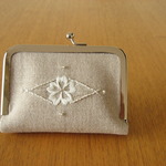  手刺繍のがま口ニードルブック〈花・白〉