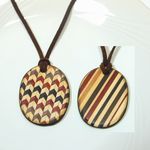 P063 木の自然の色の寄木ペンダント（斜め矢羽根・ストライプの２つの模様のリバーシブル）