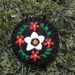 赤と白のお花の刺繍ブローチ