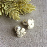 陶器  ピアス    金色の花のピアス