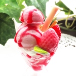 とろけるアイス　ストロベリーパフェのストラップ☆フェイクスイーツ