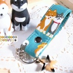 コロコロ柴犬のキーストラップ　グリーン①（キーリング）
