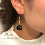 ブラックフラワーのビジューピアス