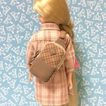 ミニチュア　ベージュピンクのボディバッグ　ドール用