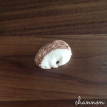 陶器風 おねんねハリネズミさんのブローチ