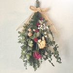 クリスマスカラーの芍薬と千日紅のスワッグ