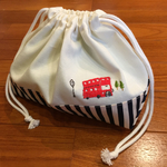 手刺繍入りポーチ♬お弁当袋として最適です(^_-)  270×160×100mm  入園、入学の準備にご検討ください(^_-)