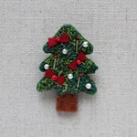 赤いリボンのクリスマスツリー　フェルトブローチ
