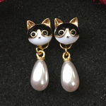 ハチワレ猫のホワイトパールピアス