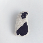うさぎ 刺繍ブローチ 白黒