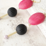 ヴィンテージ風 ピンク × ブラックのピアス
