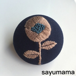 ☆刺繍☆くるみボタンのブローチ