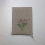 花の刺繍のブックカバー