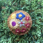 お花の刺繍ブローチ