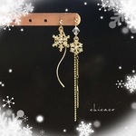 SWAROVSKI雪の結晶ピアス／イヤリング